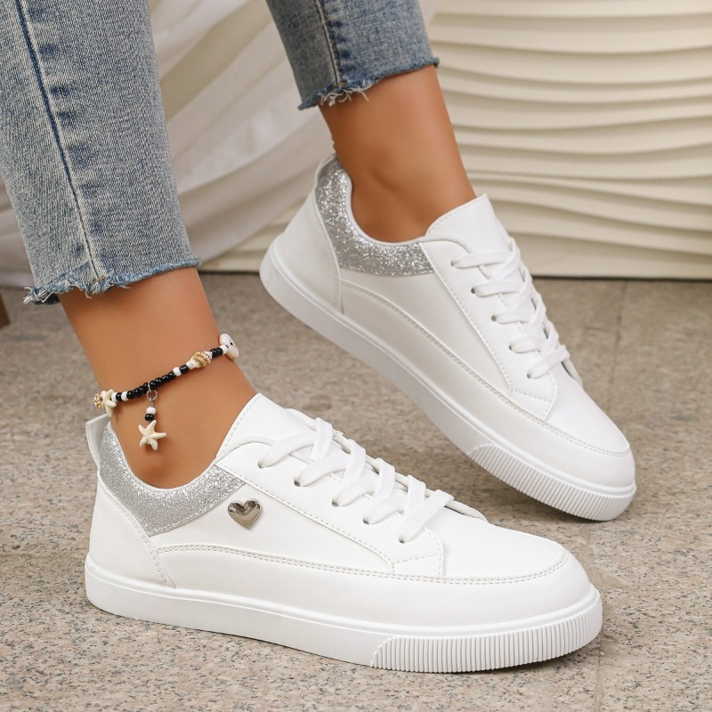 Casual Sneaker Low - أحذية رياضية نسائية بيضاء لامعة بتصميم