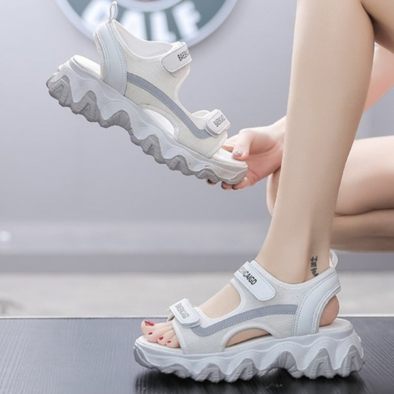 صنادل نسائية رياضية صيفية 2026 - مراجعة Velcro Strap Sandal وسعره