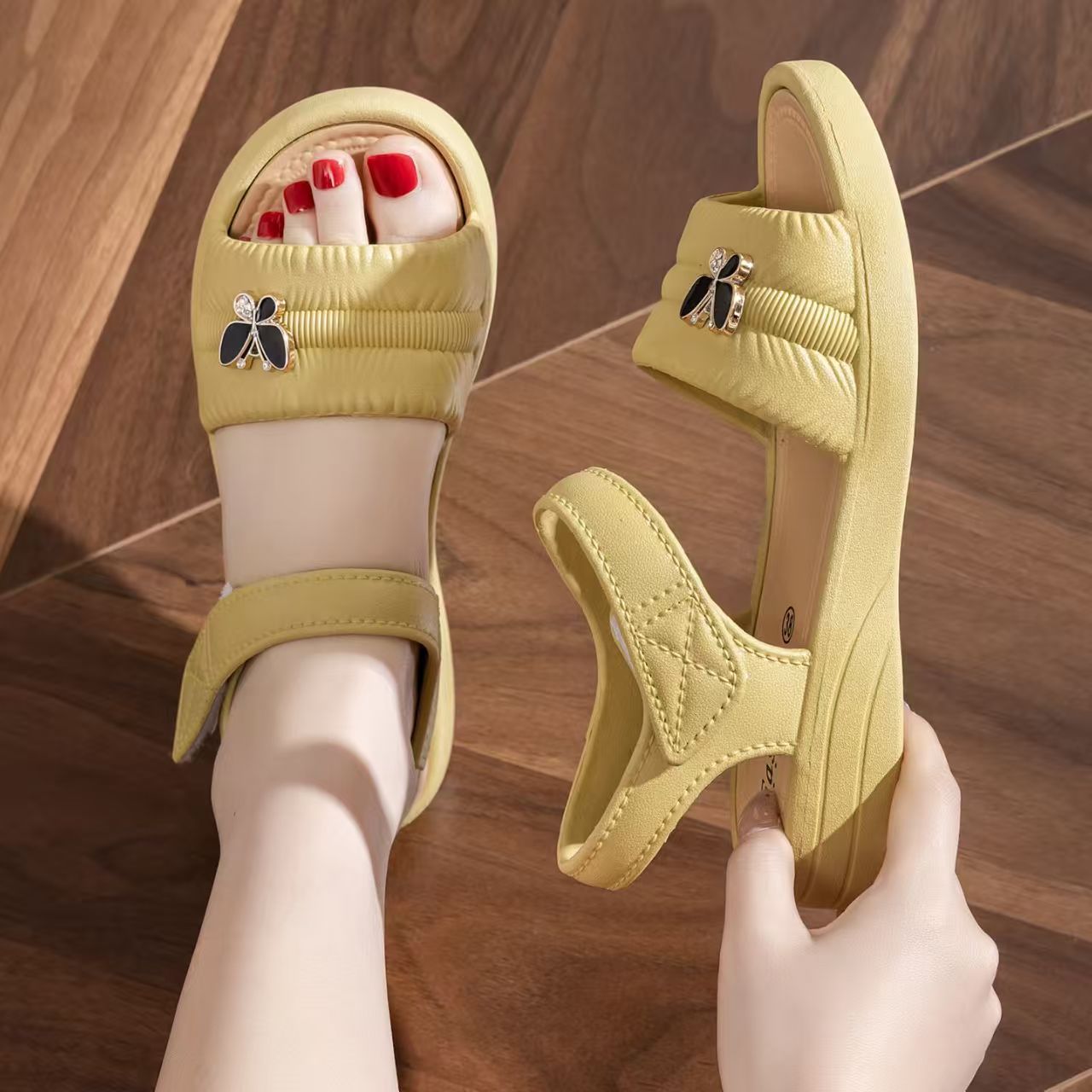 المرأة كلمة واحدة شقة وحيد صنا - مراجعة Velcro Strap Sandal وسعره